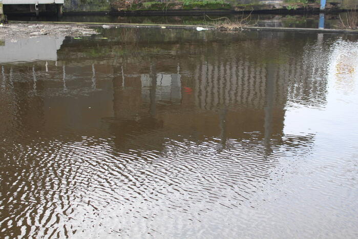 Scooter belandt in het water na uitwijkmanoeuvre