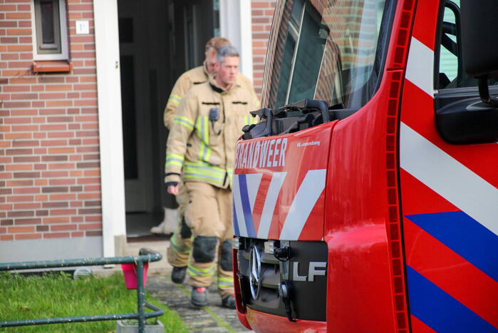 Brandweer doet onderzoek naar gaslucht in woning