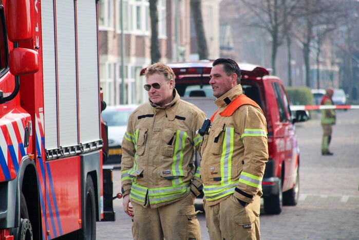 Brandweer doet onderzoek naar gaslucht in woning