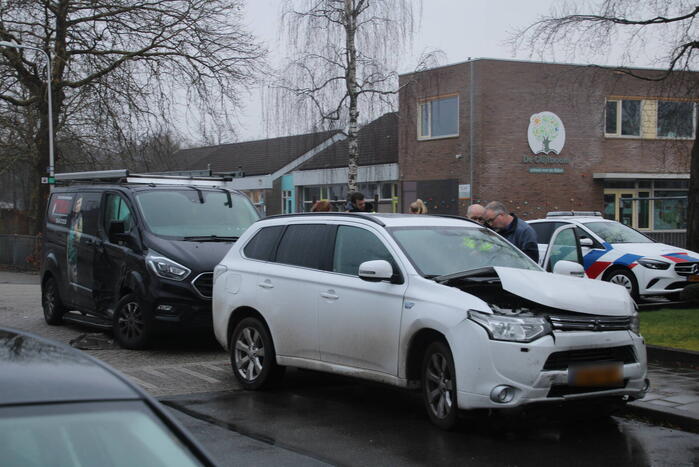 Bestelbus en personenwagen botsen op kruising