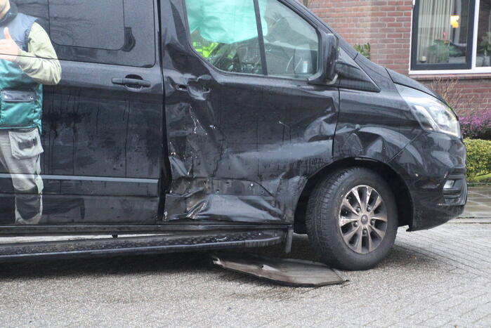 Bestelbus en personenwagen botsen op kruising