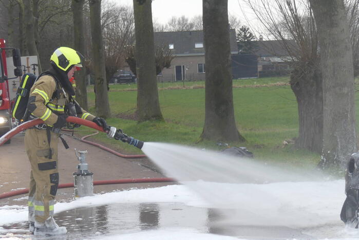 Auto vat vlam na frontale botsing tegen boom