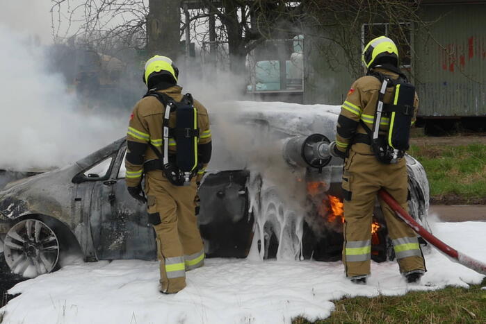Auto vat vlam na frontale botsing tegen boom