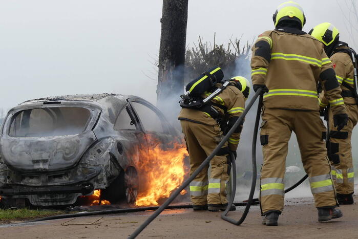 Auto vat vlam na frontale botsing tegen boom