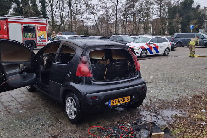 Geparkeerde auto vliegt in brand