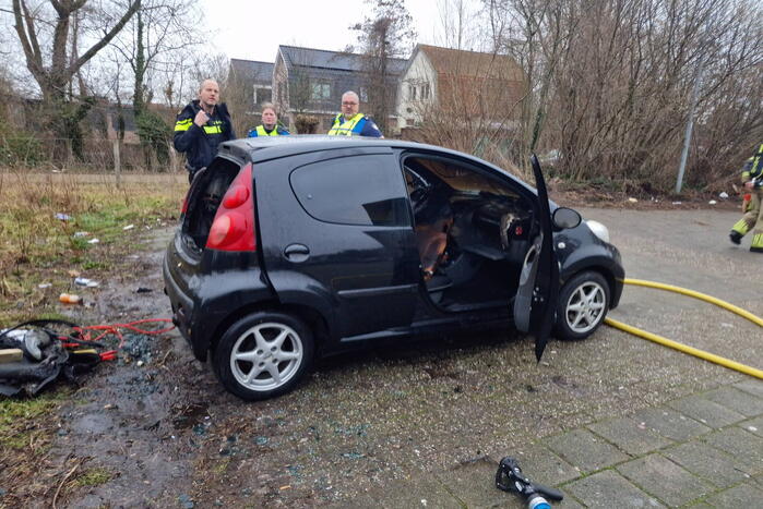 Geparkeerde auto vliegt in brand