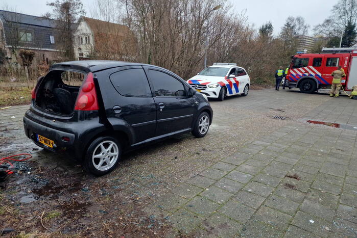 Geparkeerde auto vliegt in brand