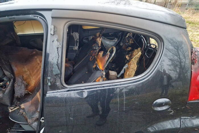 Geparkeerde auto vliegt in brand