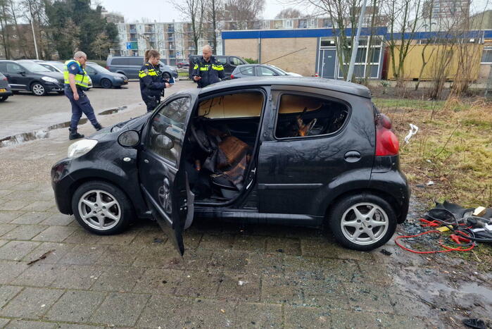 Geparkeerde auto vliegt in brand