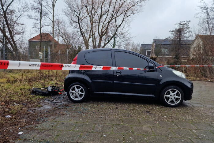 Geparkeerde auto vliegt in brand