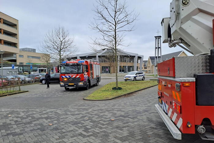 Bakstenen vallen uit gevel van flatgebouw