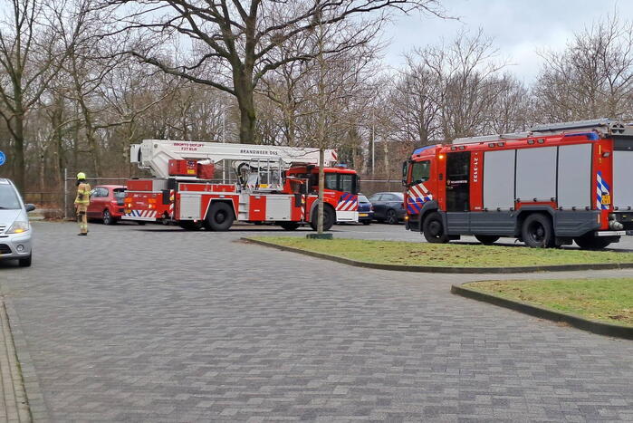 Bakstenen vallen uit gevel van flatgebouw