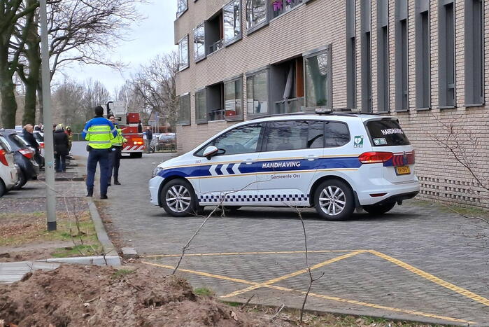 Bakstenen vallen uit gevel van flatgebouw