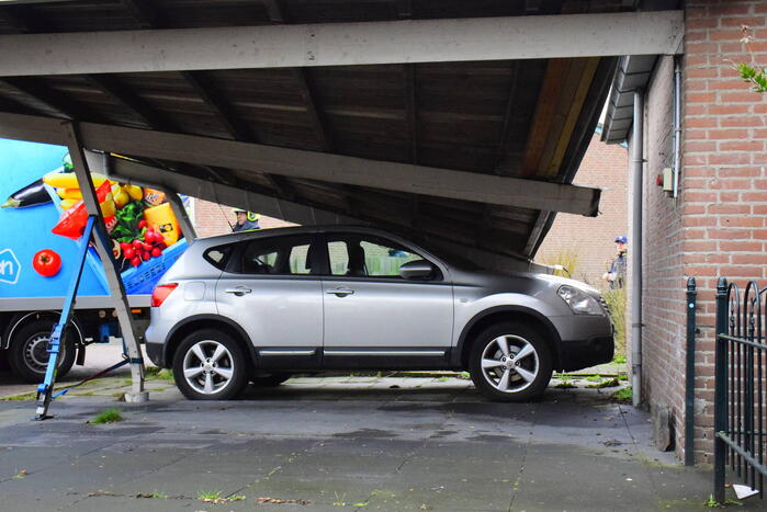 Albert Heijn bezorgdienst laat carport instorten
