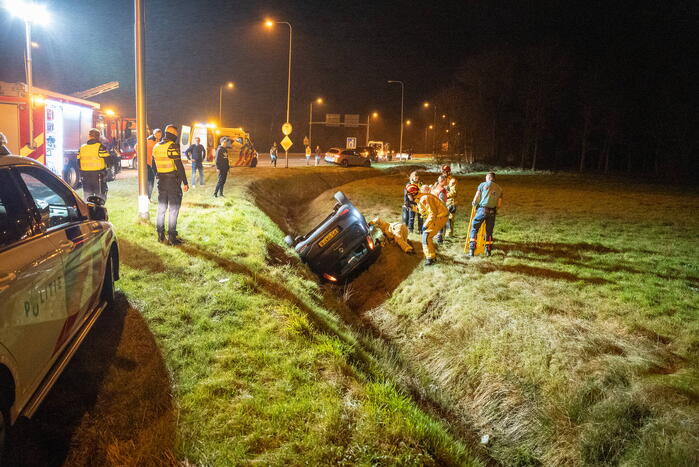 Automobiliste belandt met auto in greppel