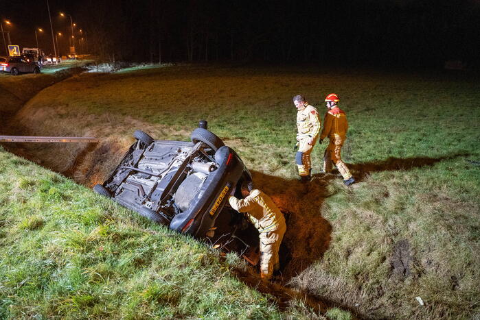 Automobiliste belandt met auto in greppel