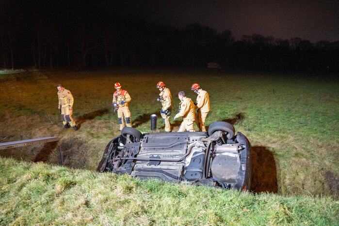 Automobiliste belandt met auto in greppel