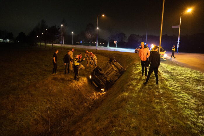 Automobiliste belandt met auto in greppel