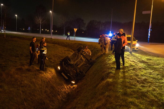 Automobiliste belandt met auto in greppel