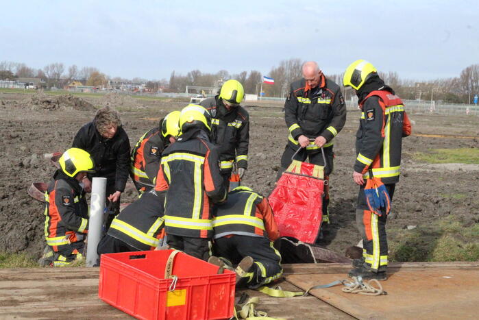 Paard valt in groot gat naast rijplaten