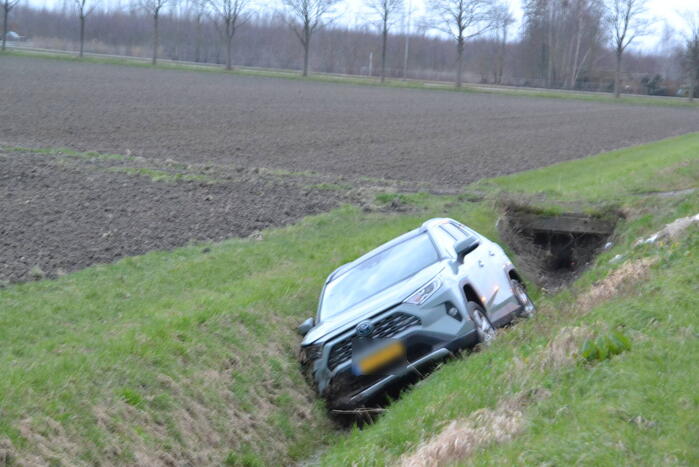 Automobilist belandt in greppel