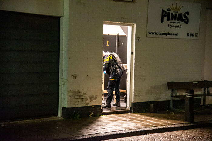 Persoon lost schot tijdens feest in bedrijfspand