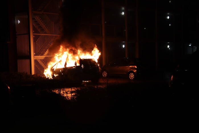 Auto verwoest door brand