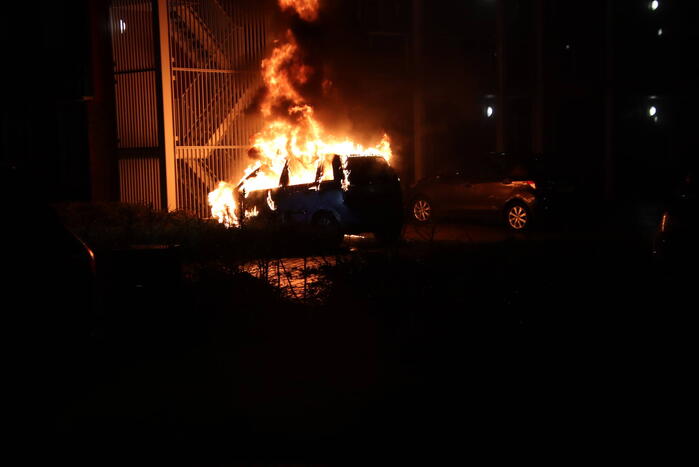 Auto verwoest door brand