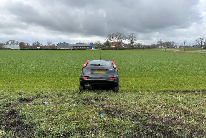 Auto belandt in sloot