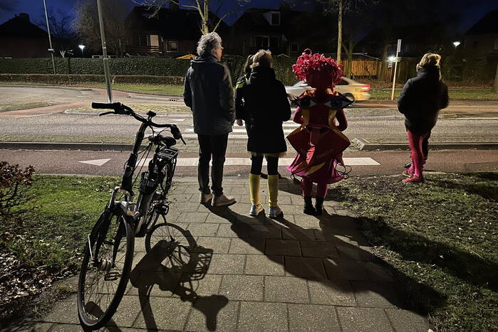 Carnavalsvierder ten val met de fiets
