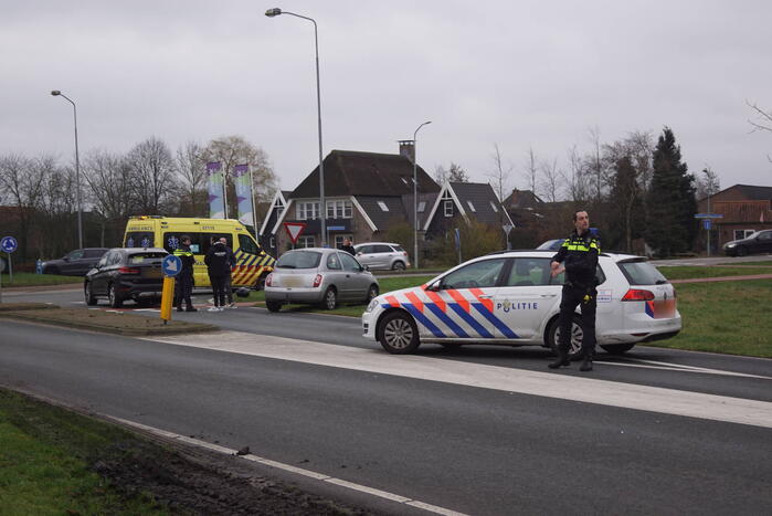 Twee opzittenden van scooter gewond bij aanrijding met auto
