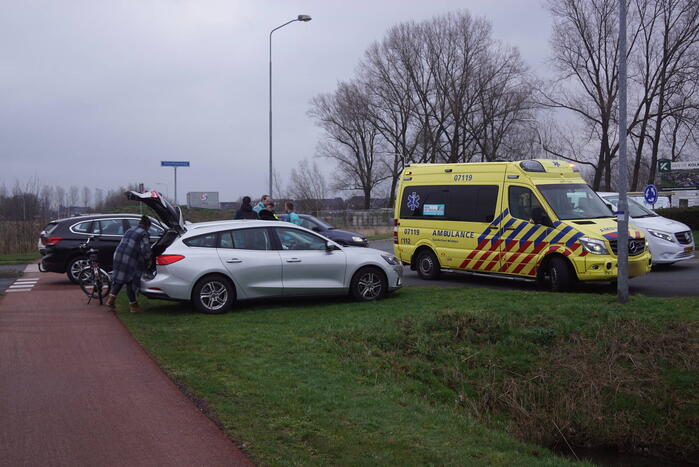 Twee opzittenden van scooter gewond bij aanrijding met auto