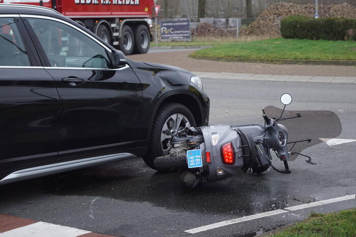 Twee opzittenden van scooter gewond bij aanrijding met auto