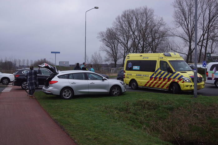 Twee opzittenden van scooter gewond bij aanrijding met auto