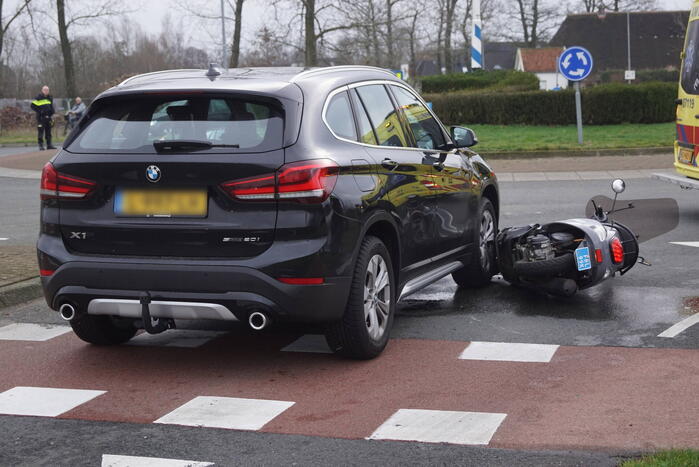 Twee opzittenden van scooter gewond bij aanrijding met auto