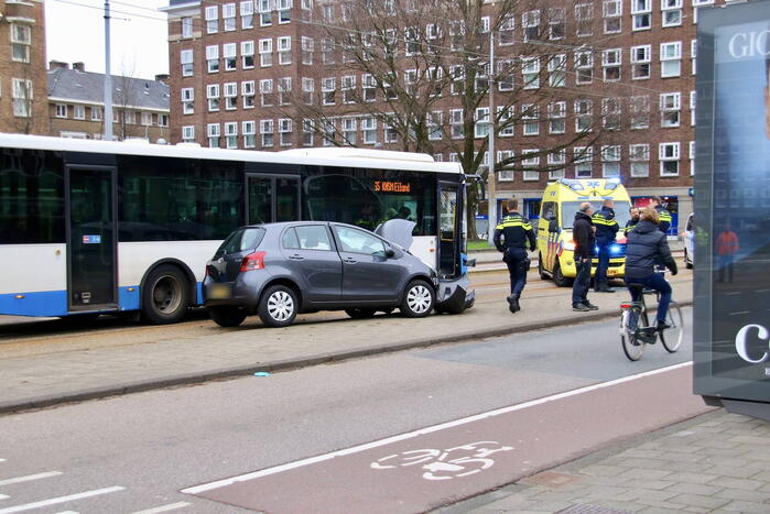 Gewonde bij botsing tussen auto en lijnbus
