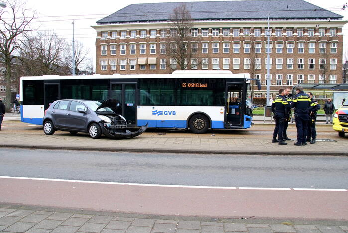 Gewonde bij botsing tussen auto en lijnbus
