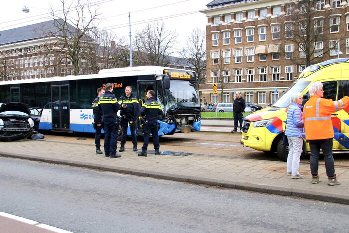 Gewonde bij botsing tussen auto en lijnbus