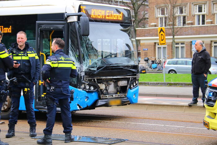 Gewonde bij botsing tussen auto en lijnbus