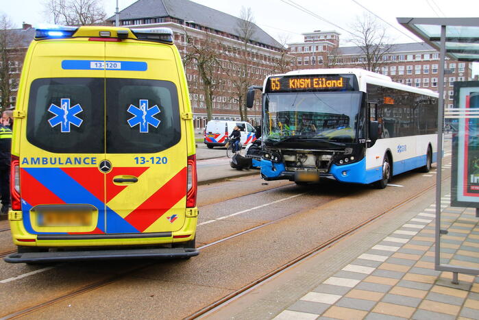 Gewonde bij botsing tussen auto en lijnbus