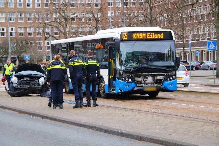 Gewonde bij botsing tussen auto en lijnbus
