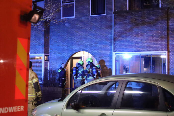 Woningbrand snel onder controle, mogelijk veroorzaakt door lichtkogel