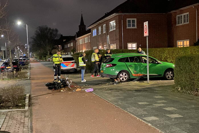Scooterrijder rijdt hard in zijkant van auto