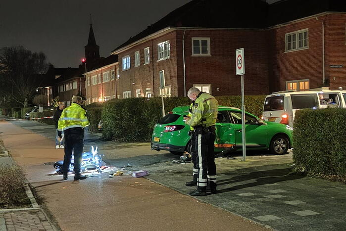 Scooterrijder rijdt hard in zijkant van auto