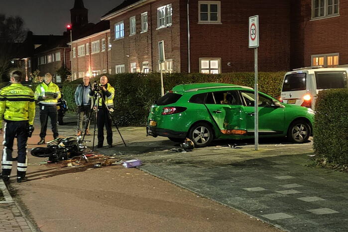 Scooterrijder rijdt hard in zijkant van auto