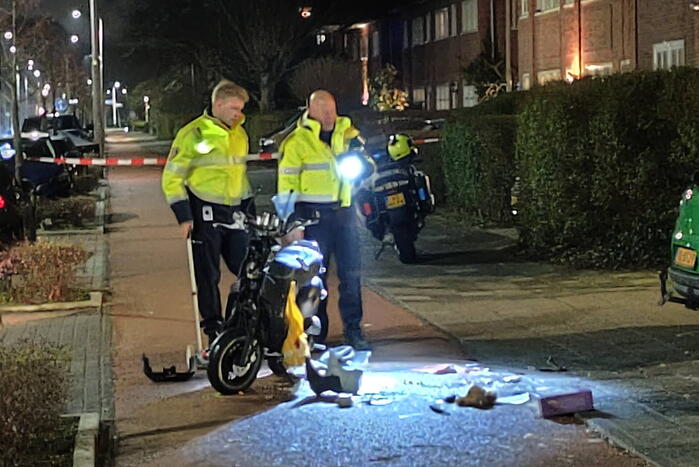 Scooterrijder rijdt hard in zijkant van auto
