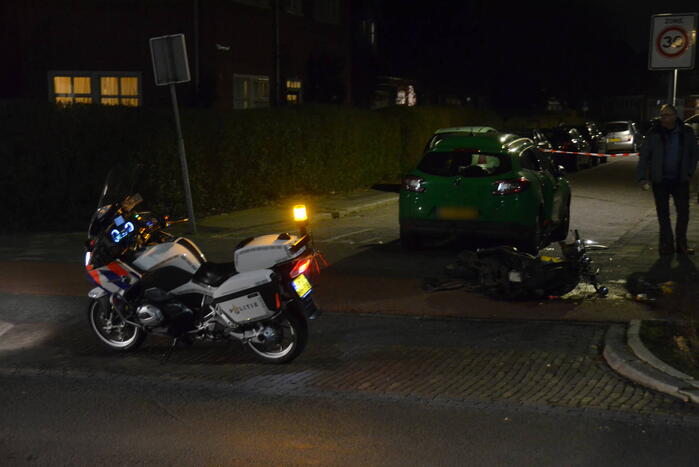 Scooterrijder rijdt hard in zijkant van auto
