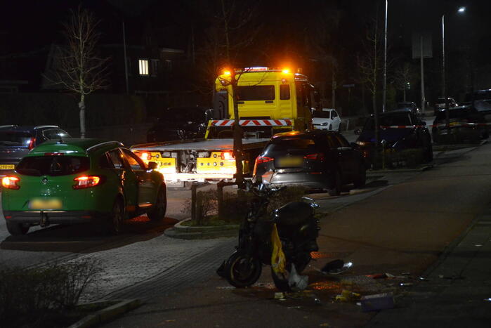 Scooterrijder rijdt hard in zijkant van auto