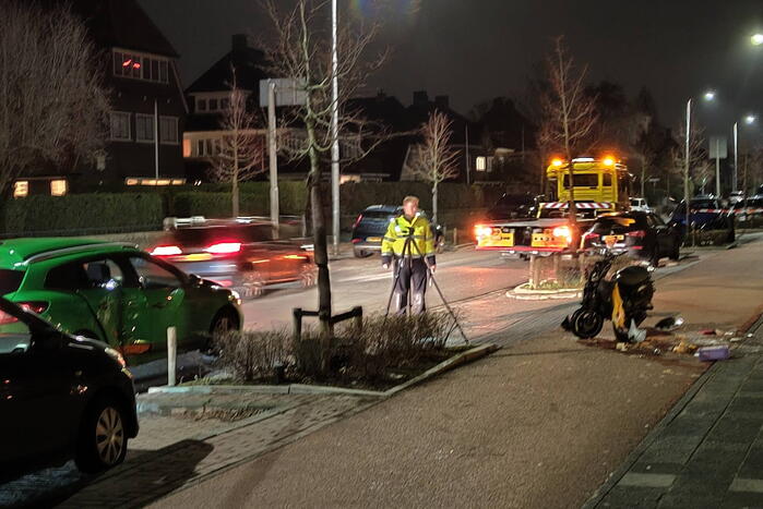 Scooterrijder rijdt hard in zijkant van auto