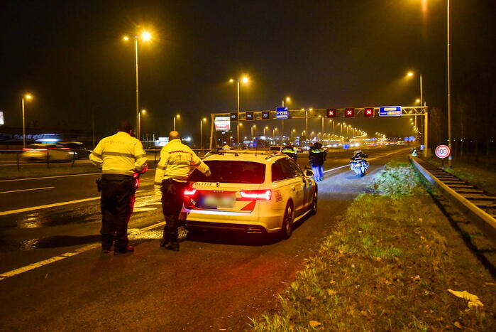Politieagent schiet op voertuig op snelweg